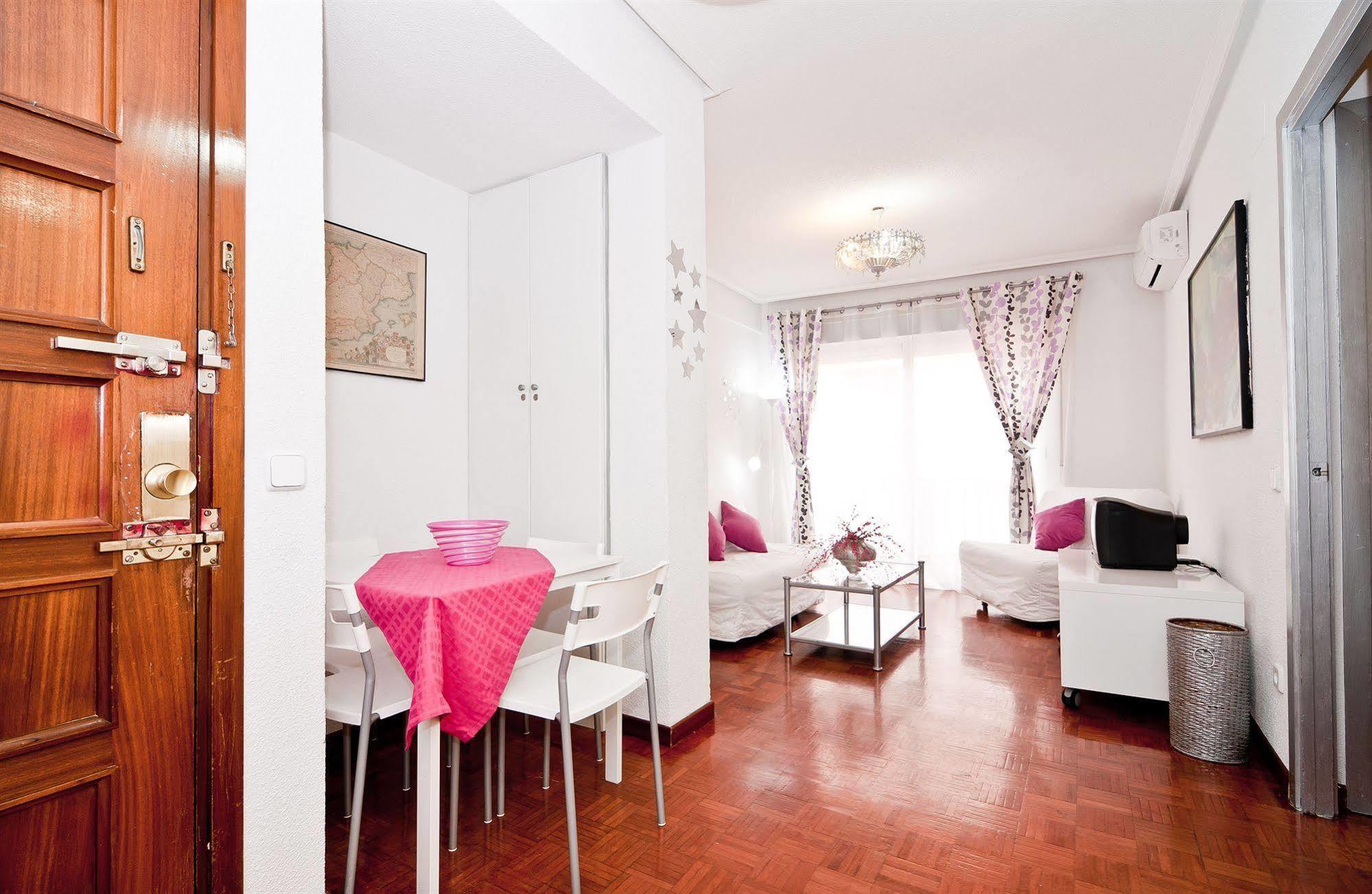 Apartamentos Aqui Me Quedo Мадрид Экстерьер фото